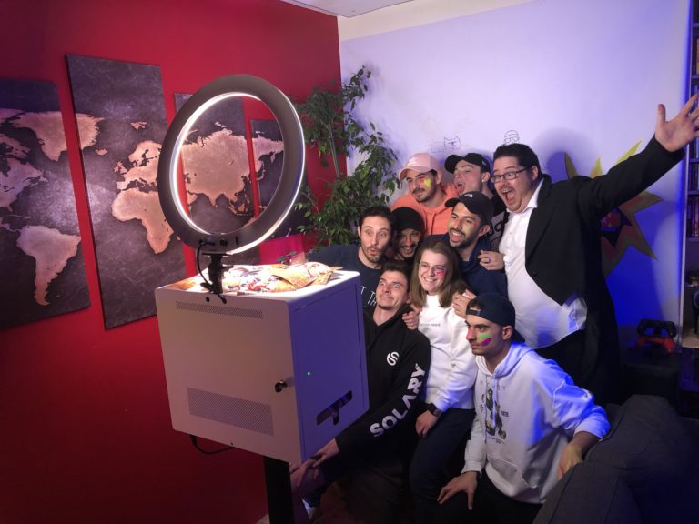 Photo prise avec une borne Défipix en soirée